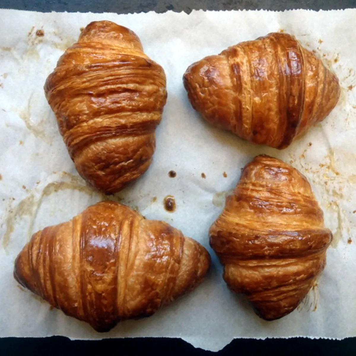 Brioche, gâche et craquelins de la côte vendéenne en panier découverte.